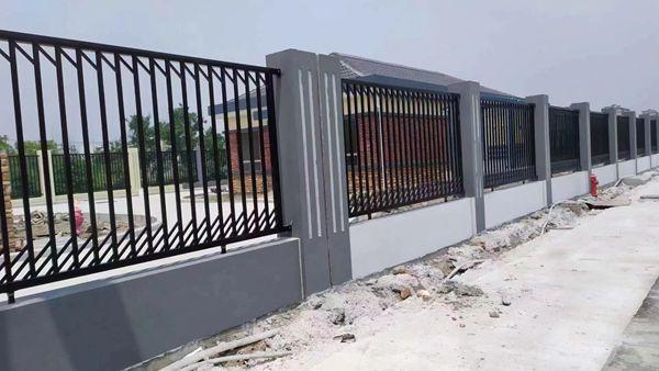 制作铁艺围栏产品的时候，接触到的大属于是铁制品